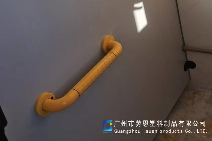 【佛山南?！可鐓^(qū)加裝無障礙扶手，給老人觸手可及的安全